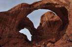 Momento de contemplação nos gigantescos Double Arch, uma das mais belas formações no Arches National Park, perto de Moab, em Utah, nos Estados Unidos